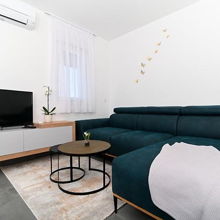 Apartment Laura, Free Parking, Balcony, 4 Ppl Трогир Екстериор снимка