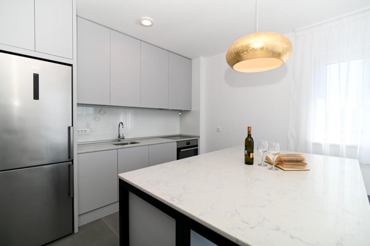 Apartment Laura, Free Parking, Balcony, 4 Ppl Трогир Екстериор снимка