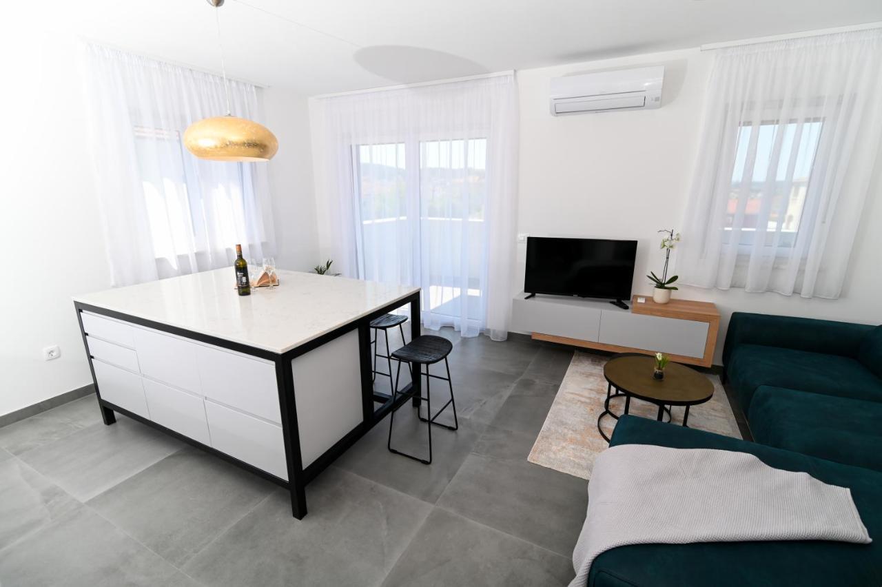 Apartment Laura, Free Parking, Balcony, 4 Ppl Трогир Екстериор снимка