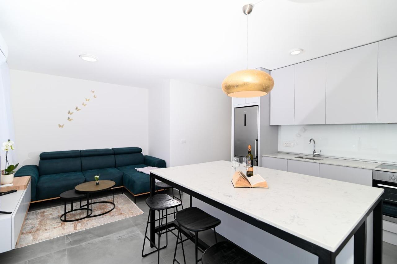 Apartment Laura, Free Parking, Balcony, 4 Ppl Трогир Екстериор снимка