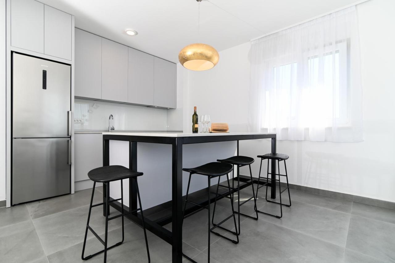 Apartment Laura, Free Parking, Balcony, 4 Ppl Трогир Екстериор снимка