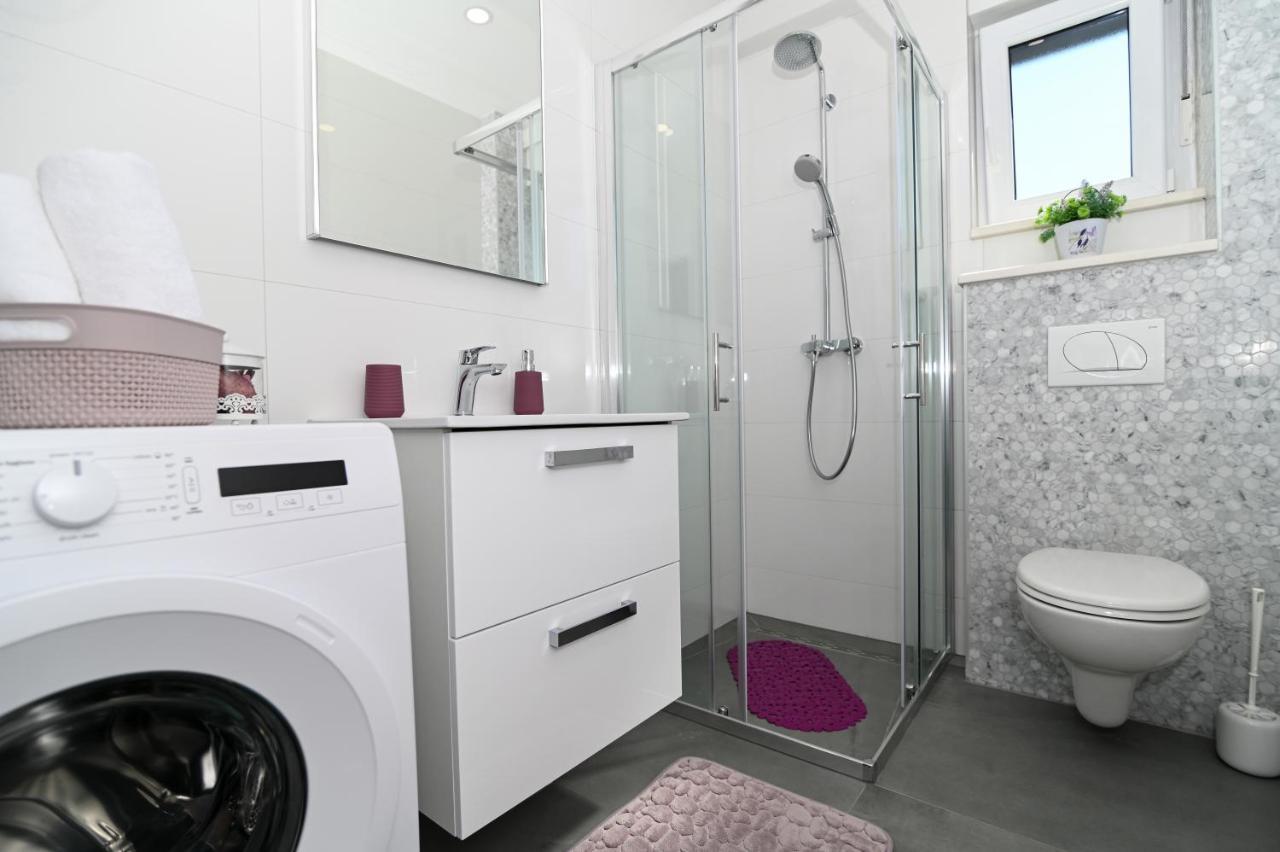 Apartment Laura, Free Parking, Balcony, 4 Ppl Трогир Екстериор снимка