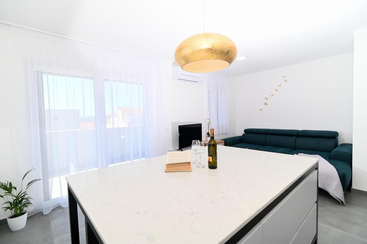 Apartment Laura, Free Parking, Balcony, 4 Ppl Трогир Екстериор снимка